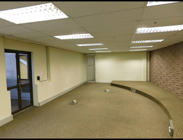 2,355M² OFFICE TO LET IN HYDE PARK
